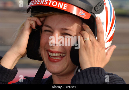 Bibi van der Zee-ein Ferrari 355 auf Silverstone Rennstrecke fahren. Stockfoto