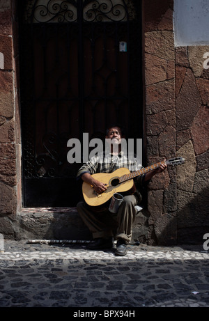 Ein blinder Straßenkünstler singt traditionelle mexikanische Lieder für Touristen in Taxco de Alarcón, Bundesstaat Guerrero, Mexiko. Stockfoto