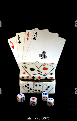 Vorne Nahaufnahme von 4 Asse Pokerhand mit ausgefallenen Würfel-Box und vier Würfel. Stockfoto