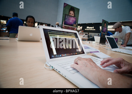 Ein Kunde in der Upper West Side Apple Store in New York Uhren einen live-streaming-video-Feed von Steve Jobs Pressekonferenz Stockfoto