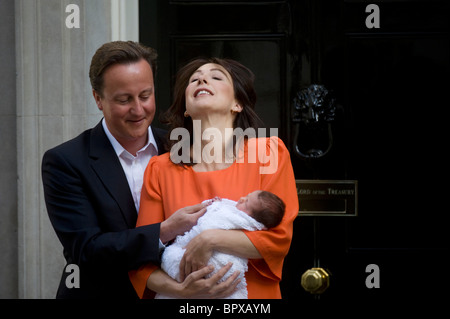 Premierminister David Cameron mit Frau Samantha an Nummer 10 Downing Street 3.9.10 mit zehn Tage alten Florence Rose Endellion Cameron Stockfoto