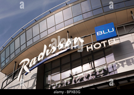 Großbritannien, England, Manchester Flughafen, Radisson Blu Hotel Schild Stockfoto