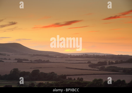 Die Sonne geht hinter Firle Leuchtfeuer in der South Downs National Park, East Sussex, England. Stockfoto