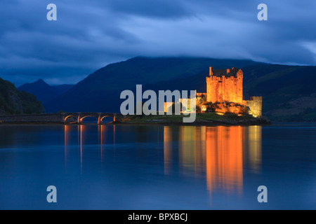 Berühmte Eilean Donan Castle zur blauen Stunde nach Sonnenuntergang, Schottland Stockfoto