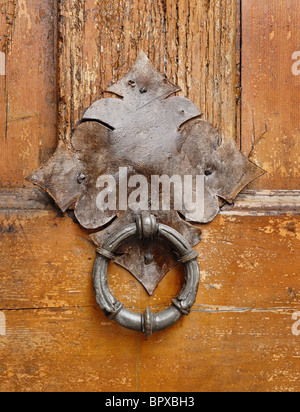 Alte Türklopfer auf der Holztür, Closeup, erschossen Stockfoto