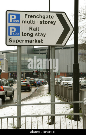 Straßenverkehrsschild in der Nähe des Frenchgate Shopping Centre in der Stadt Doncaster South Yorkshire England GB UK 2010 Stockfoto