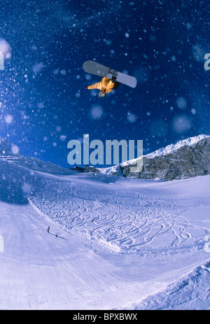 Snowboarder große Luft auf Quarterpipe Stockfoto