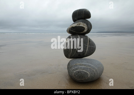 Ausgleich von Steinen am Strand von Westward Ho!, Devon, UK Stockfoto