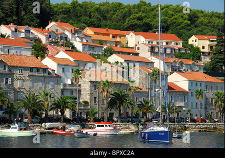 KORCULA, KROATIEN. Der Strand von Stadt Korcula auf der Insel Korcula. Stockfoto