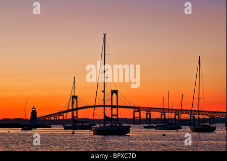 Ziege-Insel-Leuchtturm und die Jamestown oder Pell Brücke bei Sonnenuntergang, Newport, RI, Rhode Island Stockfoto