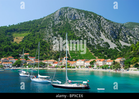 HALBINSEL PELJESAC, KROATIEN. Ein Blick auf das Dorf und die Bucht bei Trstenik. Stockfoto