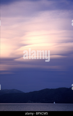 Boot segeln unter Gewitterwolken. Lake Tahoe, CA Stockfoto