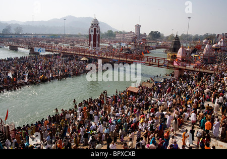 Fluss Ganges, Tausende von Hindu-Pilger während des Festivals Kumbh Mela, Haridwar, Uttarakhand, Indien 2010 sammeln. Stockfoto