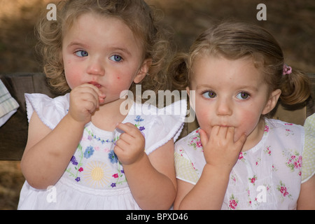 Zwillinge Kleinkinder Babys ziehen Grimassen ähnliche Stockfoto