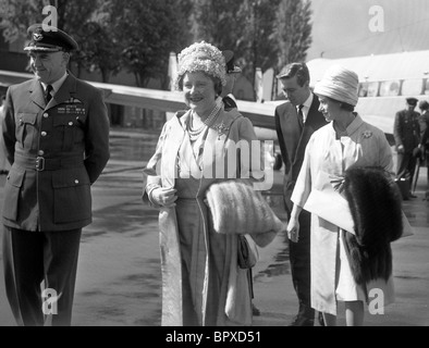 Die Königinmutter und Prinzessin Margaret mit Pelz Stola und Tony Armstrong-Jones an RAF Cosford 05.02.1961 Stockfoto