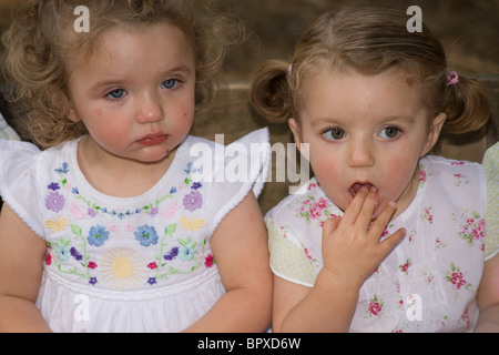 Zwillinge Kleinkinder Babys ziehen Grimassen ähnliche Stockfoto