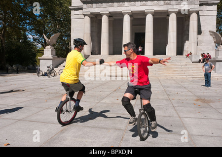 Einradfahrer üben und lernen neue Tricks bei Grants Grab im Riverside Park Stockfoto