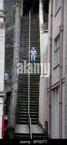 Ein Mann geht durch die "Jakobsleiter" Schritte in Falmouth, Cornwall Stockfoto