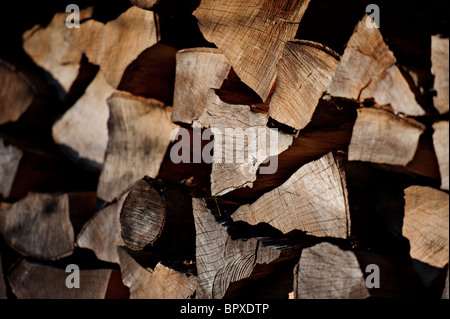 gehacktes Holz für den Kamin Stockfoto