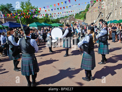 Lanark Pipe Band spielen auf der viktorianischen Fair in new Lanark, Scotland Stockfoto