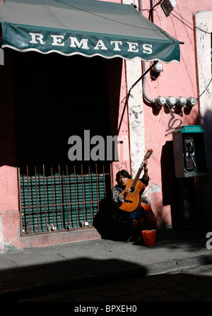 Ein blinder Straßenkünstler singt traditionelle mexikanische Lieder für Touristen in Puebla de Zaragoza, Mexiko, 20. September 2007. Stockfoto