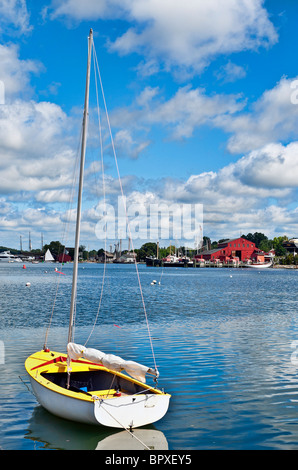 Segelboot in Mystic Hafen suchen Torward Mystic Seaport Museum, Mystic, Ct, USA Stockfoto