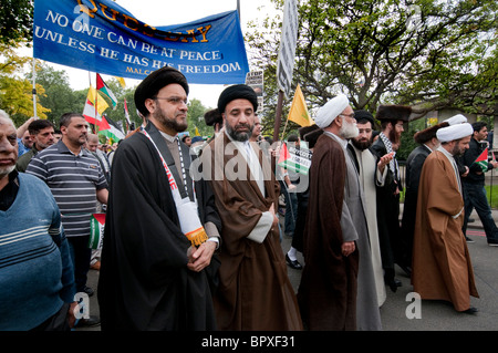 Muslimische Religionsführer Join orthodoxen chassidischen Juden am jährlichen muslimischen Al Quds Tag März in London 4. September 2010 Stockfoto