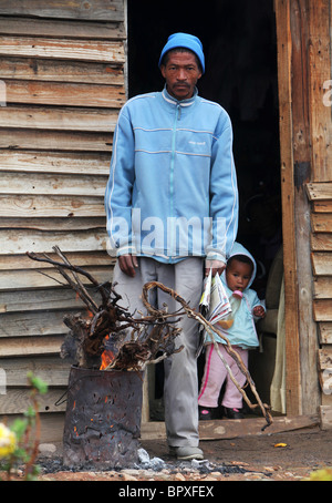 Südafrika: Mann und Kind in ihrer Hütte in einem Township in der Weinregion der westlichen Kap-Provinz in der Nähe von De Doorns, Hex Valley Stockfoto