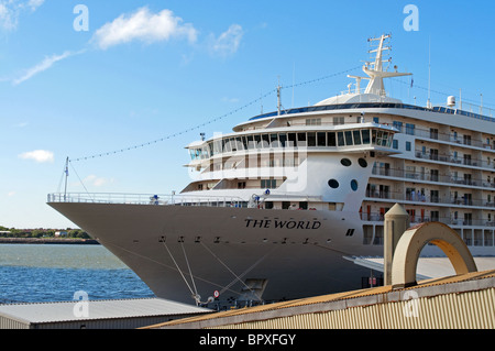 "Die Welt" ein Luxus-Kreuzfahrtschiff im Hafen von Liverpool, UK Stockfoto