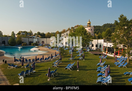 Schwimmbad und Stammhaus (Haupthaus), Rogner Hot Springs Village entworfen von Hundertwasser, Bad Blumau, Steiermark, Österreich Stockfoto