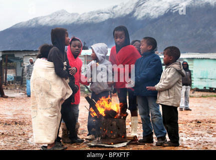 Südafrika: Kinder an einer Firesite in einem Township in der Weinregion der westlichen Kap-Provinz in der Nähe von De Doorns, Hex Valley Stockfoto