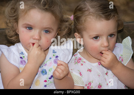 Zwillinge Kleinkinder Babys ziehen Grimassen ähnliche Stockfoto