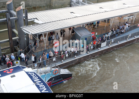 London River Services - Thames Clipper - Embankment Pier - London Stockfoto