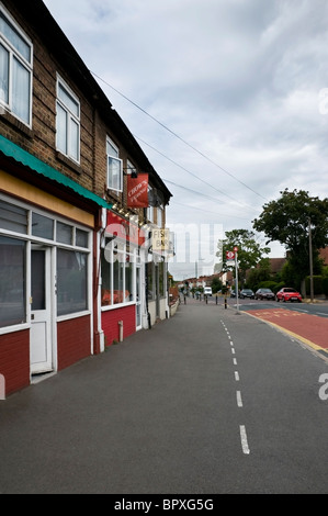 Suburbia leere Straße, Fisch & Chips und Chows Express Imbiss Geschäfte unterzeichnet, West Sutton, Surrey, England, Vereinigtes Königreich, Europa, EU Stockfoto