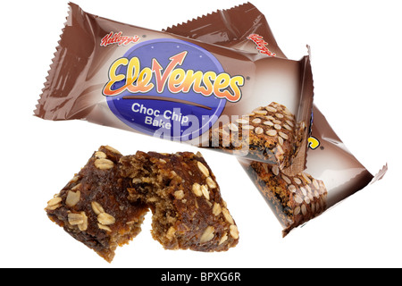 Drei Pakete von Kelloggs Zahlenwort Choc Chip backt einen ausgepackt und gebrochen in zwei Stücke Stockfoto