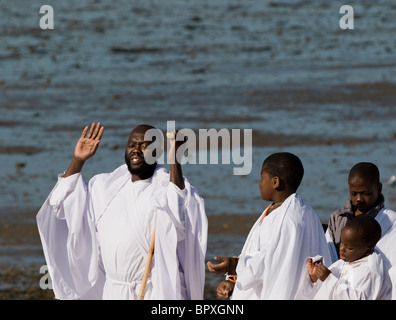 Ein Gottesdienst, durchgeführt von Mitgliedern der Apostel der Muchinjikwa Kirche.  Foto von Gordon Scammell Stockfoto