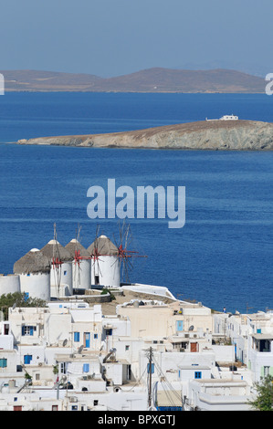 Mykonos. Griechenland. Windmühlen & Mykonos-Stadt. Stockfoto