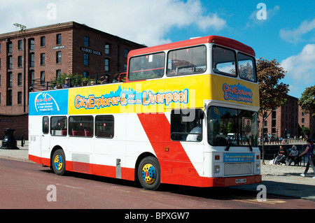 ein City-Tour-Bus geparkt an den Albert Docks in Liverpool, Großbritannien Stockfoto