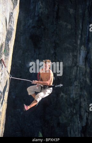 Mann fällt beim Klettern auf den schiefen Turm im Yosemite National Park, Kalifornien. Stockfoto