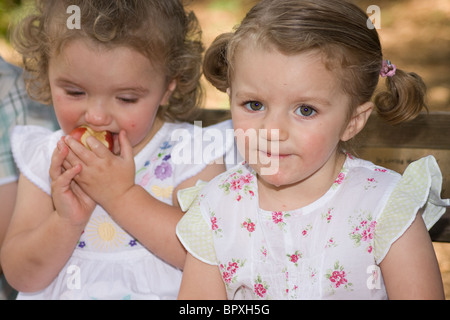 Zwillinge Kleinkinder Babys ziehen Grimassen ähnliche Stockfoto