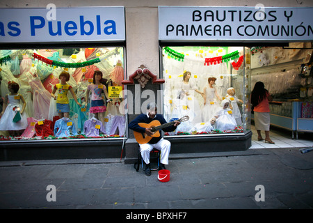 Ein blinder Straßenkünstler singt traditionelle mexikanische Lieder für Touristen in Puebla de Zaragoza, Mexiko, 18. September 2007. Stockfoto