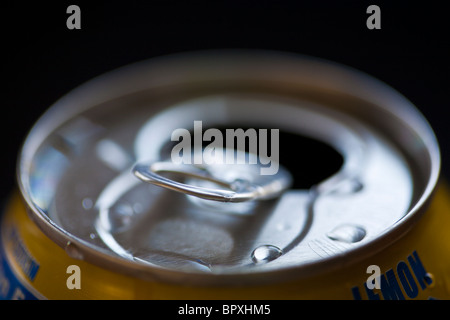 oben offene Aluminium Getränk kann mit Wassertropfen Stockfoto