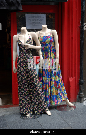 Kopflose Schaufensterpuppen vor einem Geschäft in Cockburn Street in Edinburgh Old Town. Stockfoto