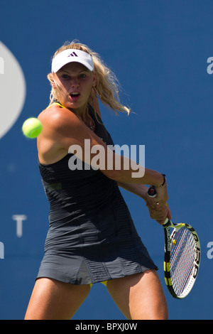 Caroline Wozniacki (DEN) im Wettbewerb bei der 2010 US Open Tennis Stockfoto