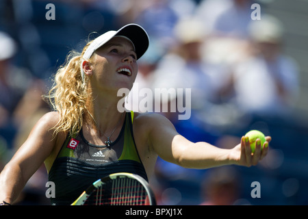 Caroline Wozniacki (DEN) im Wettbewerb bei der 2010 US Open Tennis Stockfoto