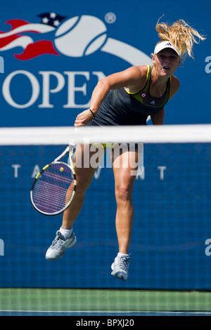 Caroline Wozniacki (DEN) im Wettbewerb bei der 2010 US Open Tennis Stockfoto