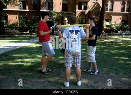 Yale University eine kleine Gruppe von Studenten der Ivy League versammelt sich auf dem College Campus America USA Stockfoto