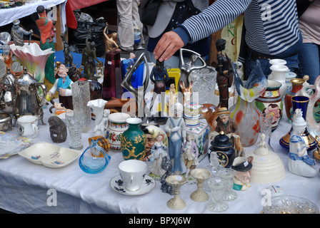 Trödel für den Verkauf auf einen Stall in der Grassmarket während der jährlichen Messe Grassmarket. Stockfoto