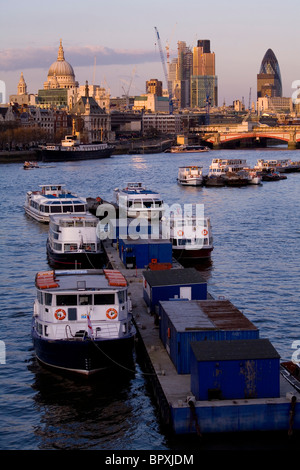Ansicht von Waterloo Bridge über die Themse, St. Pauls Cathedral und der City of London mit Bau-London Stockfoto