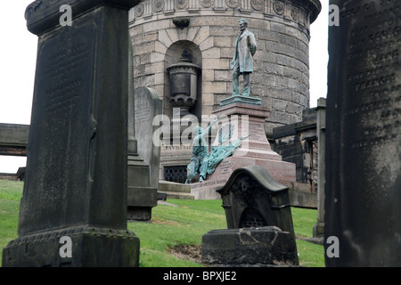 Das Grab von David Hume neben dem Denkmal für Scottish-Americans, die im Amerikanischen Bürgerkrieg in alten Calton Friedhof, Edinburgh, Schottland, Großbritannien kämpfte Stockfoto